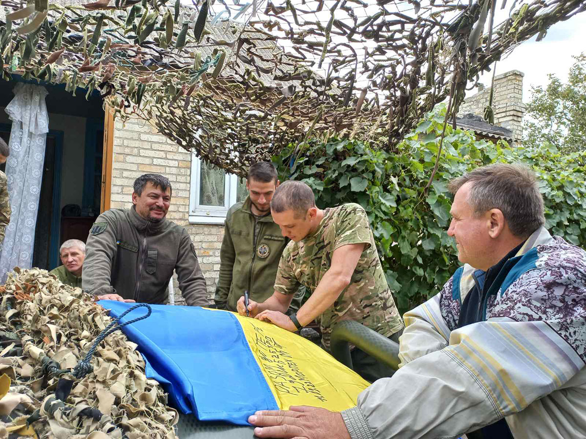 Підписи на прапорі України воїнами 79 ДШБр Карпенко Микола Миколайович